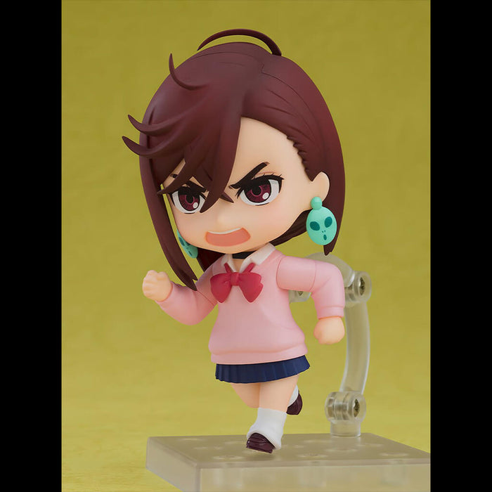 Figurine colorée d'une jolie fille de dessin animé avec des détails Figurine colorée d'une jolie fille de dessin animé avec des détails