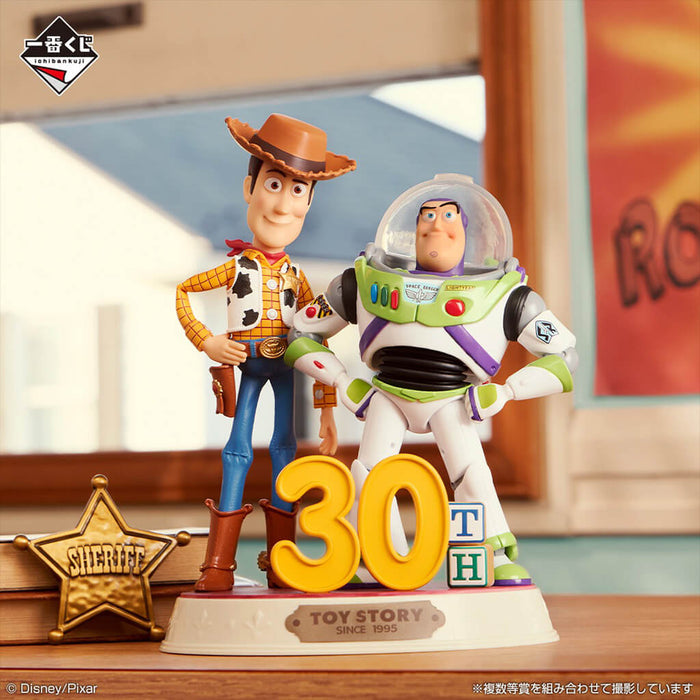 ICHIBAN KUJI TOY STORY 30 YEARS & BEYOND - FIGURINE DIORAMA WOODY & BUZZ LIGHTYEAR LOT A
